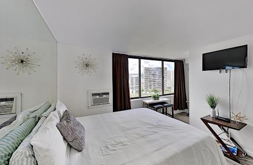 McCully - Moiliili Apartment | Quaint Waikiki Monarch Studio