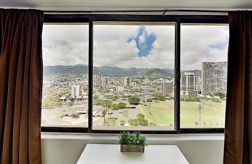McCully - Moiliili Apartment | Quaint Waikiki Monarch Studio
