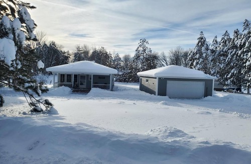 McGregor Cabin | Quaint Year Round Cabin with Access to Lake Minnewawa.