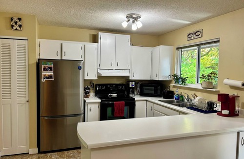 Regional District of Nanaimo House | Qualicum Beach: Cozy, bright & affordable 1 bed, 1.5 bath home on quiet crescent