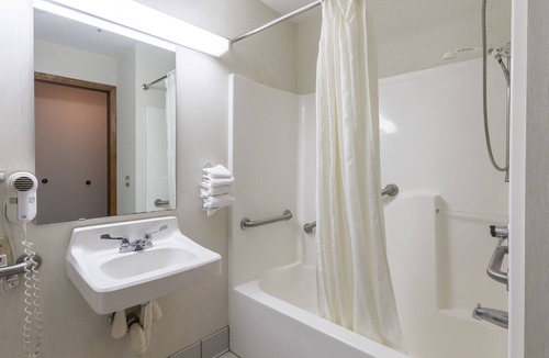 Mineralwells Hotel | Quality Express Inn & Suites