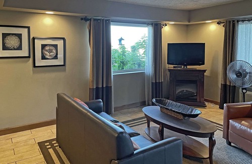 Clinton Hotel | Quality Inn Clinton North