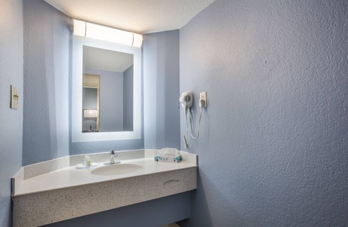 Hampton Hotel | Quality Inn Hampton - Newport News