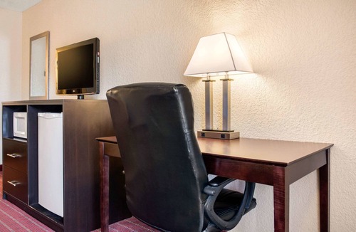 Huntingburg Hotel | Quality Inn Huntingburg - Jasper