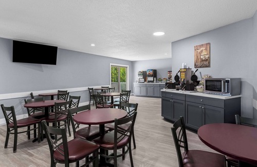 St Ignace Hotel | Quality Inn Lakefront