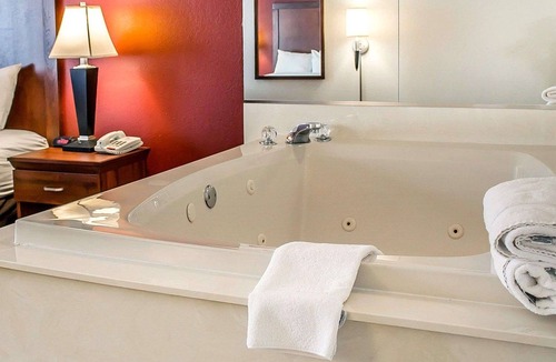 Lima Hotel | Quality Inn Lima Northeast