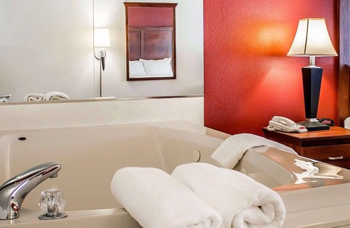 Lima Hotel | Quality Inn Lima Northeast
