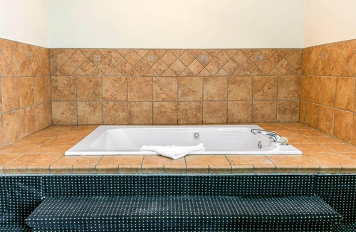 Anderson Hotel | Quality Inn & Suites Anderson I-69