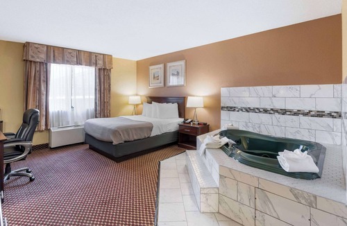 Bloomington Hotel | Quality Inn & Suites Bloomington University Area