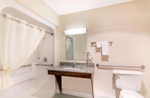 Carthage Hotel | Quality Inn & Suites Carthage near Precious Moments Chapel