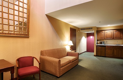Carthage Hotel | Quality Inn & Suites Carthage near Precious Moments Chapel
