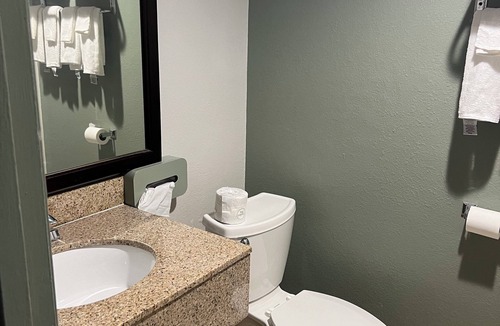 Roselawn Finance Hotel | Quality Inn & Suites Cincinnati Uptown Norwood