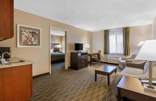 Lovington Hotel | Quality Inn & Suites Des Moines - Merle Hay Road