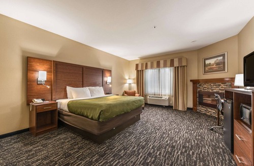 Flat Rock Hotel | Quality Inn & Suites Hendersonville - Flat Rock