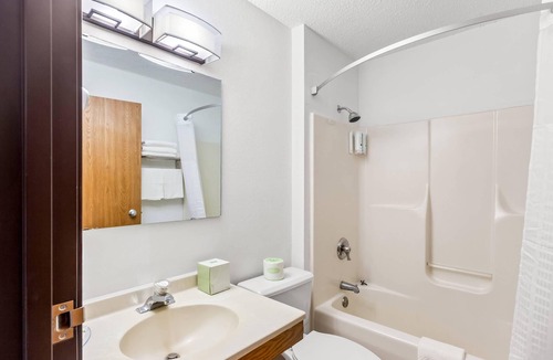 Howe Hotel | Quality Inn & Suites Howe - Sturgis
