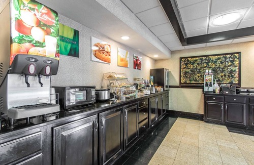 Ellendale Hotel | Quality Inn & Suites Memphis East