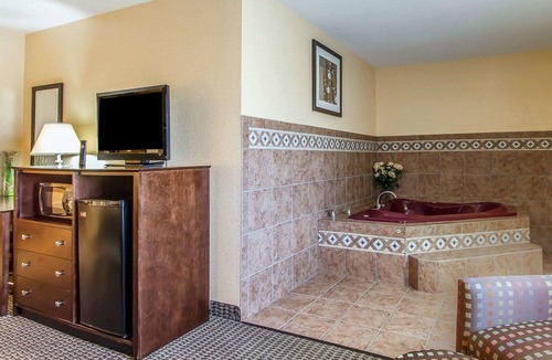 Mount Pleasant Hotel | Quality Inn & Suites Mount Pleasant