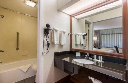 Mount Pleasant Hotel | Quality Inn & Suites Mount Pleasant