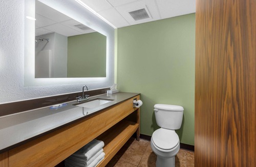 Monterey Hotel | Quality Inn & Suites Monterey I-40