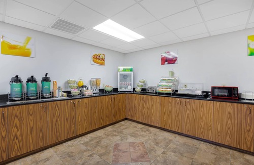 Monterey Hotel | Quality Inn & Suites Monterey I-40