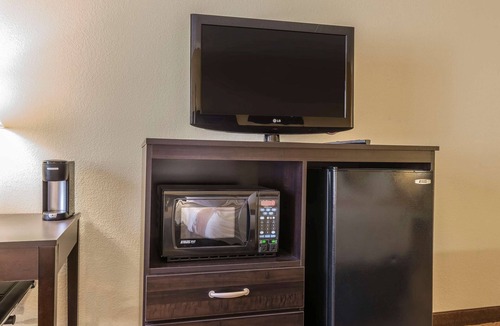 Bairdford Hotel | Quality Inn & Suites Pittsburgh Harmarville