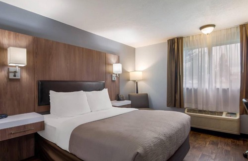 Silverdale Hotel | Quality Inn & Suites Silverdale Bangor-Keyport