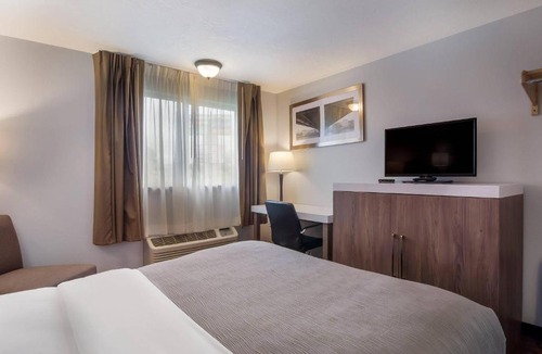Silverdale Hotel | Quality Inn & Suites Silverdale Bangor-Keyport