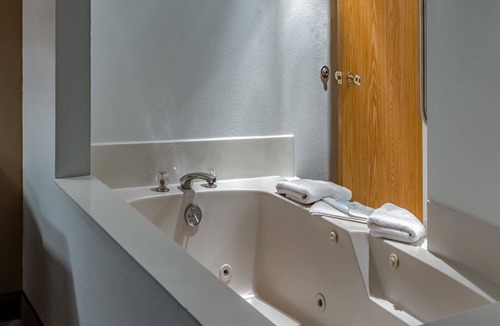 Salmon Creek Hotel | Quality Inn & Suites Vancouver North