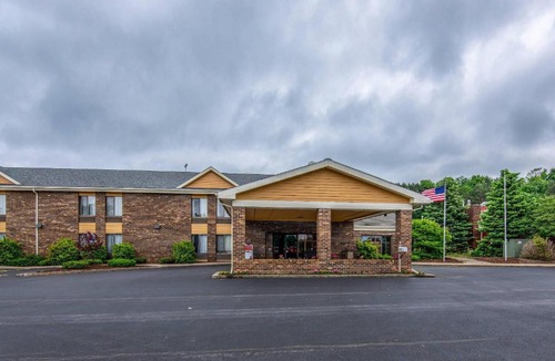Tully Hotel | Quality Inn Tully I-81