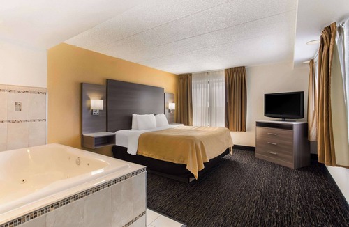 Milwaukee Hotel | Quality Suites Milwaukee Airport