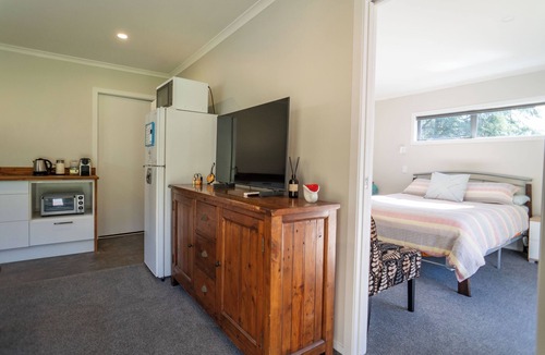Raglan Cabin | QUARRY CABIN - spa, outside shower, new build, rural peaceful private setting