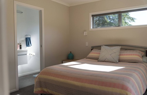Raglan Cabin | QUARRY CABIN - spa, outside shower, new build, rural peaceful private setting