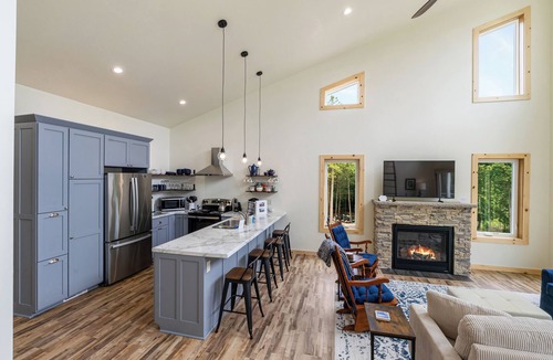 Sturgeon Bay House | Quarry's Edge Retreat – New Waterfront Getaway w/Airy Interiors & Private Dock!