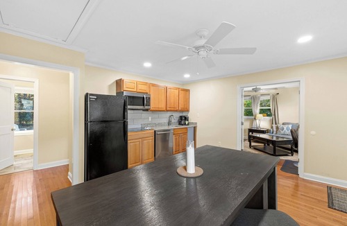 Cambridge House | Quarterdeck cottage at Swan Cove Manor - A cozy stay for up to 4 people