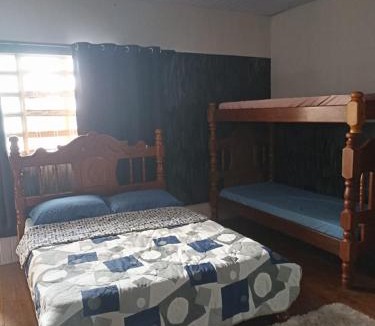 Jardim dos Ipes House | Quarto 05, quarto com cama de casal e 2 beliches, com sacada, banheiro e cozinha