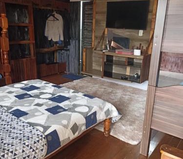 Jardim dos Ipes House | Quarto 05, quarto com cama de casal e 2 beliches, com sacada, banheiro e cozinha