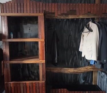 Jardim dos Ipes House | Quarto 05, quarto com cama de casal e 2 beliches, com sacada, banheiro e cozinha