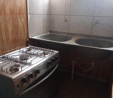 Jardim dos Ipes House | Quarto 05, quarto com cama de casal e 2 beliches, com sacada, banheiro e cozinha