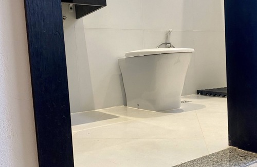 Cambui House | Quarto Privativo com Banheiro Externo de uso Exclusivo