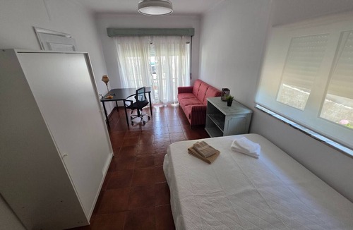 Santo Antonio dos Olivais House | Quarto Sunrise com Varanda e WC