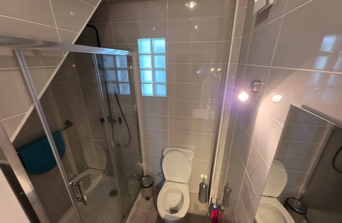 Santo Antonio dos Olivais House | Quarto Sunrise com Varanda e WC