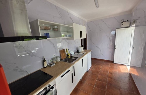 Santo Antonio dos Olivais House | Quarto Sunrise com Varanda e WC