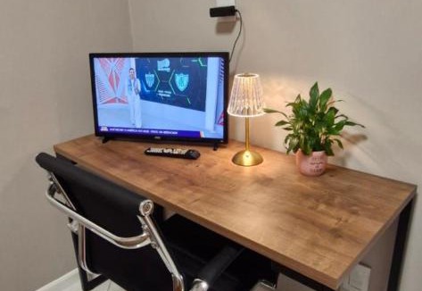 Centro House | QUARTO TOP no CENTR0 com Cama Box de casal - acomoda até 2 pessoas - Home Office - WIFI - Smart TV com Apps Youtube - Cozinha - banheiro - Sala de Estar - Apto compartilhado com Anfitriões experientes em hospedar - Superhost no BnB 5 estrelas