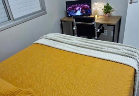 Centro House | QUARTO TOP no CENTR0 com Cama Box de casal - acomoda até 2 pessoas - Home Office - WIFI - Smart TV com Apps Youtube - Cozinha - banheiro - Sala de Estar - Apto compartilhado com Anfitriões experientes em hospedar - Superhost no BnB 5 estrelas