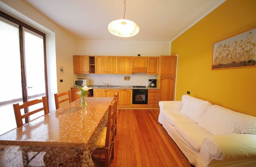 Colico Piano Apartment | Quattro Stagioni Spring Garden Holiday Apartment with Pool