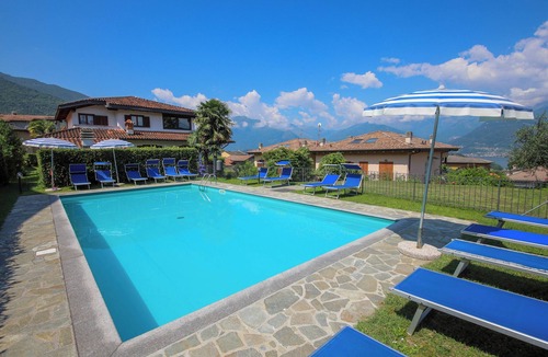 Colico Piano Apartment | Quattro Stagioni Spring Garden Holiday Apartment with Pool