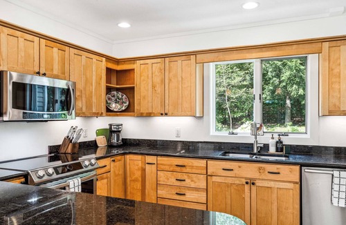 Quechee House | Quechee Meadows Home with Hot Tub & Kayak