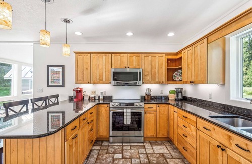 Quechee House | Quechee Meadows Home with Hot Tub & Kayak