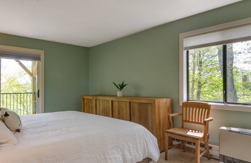 West Hartford Condo | Quechee Ski Hill home with fireplace, mountain views, AC & washer/dryer