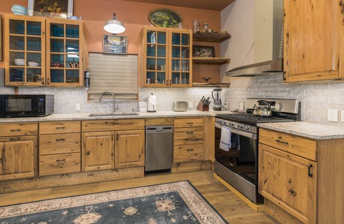 Ruidoso Cabin | Queen Anna | Private hot tub, walk to Midtown!